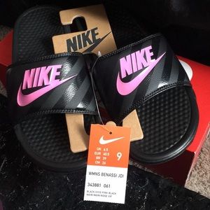 AUTHENTIC WOMENS BENASSI SLIDE (black and pink)